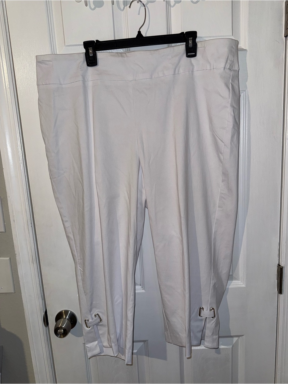 Zac & Rachel White Pull-On Capri Pants with Ankle Buckles